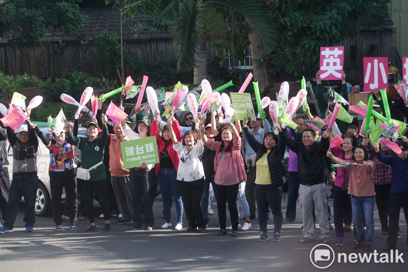 總統蔡英文與黨籍雲林縣立委候選人蘇治芬掃街拜票。 圖:張良一 / 攝 總統蔡英文與黨籍雲林縣立委候選人蘇治芬掃街拜票。 圖:張良一 / 攝