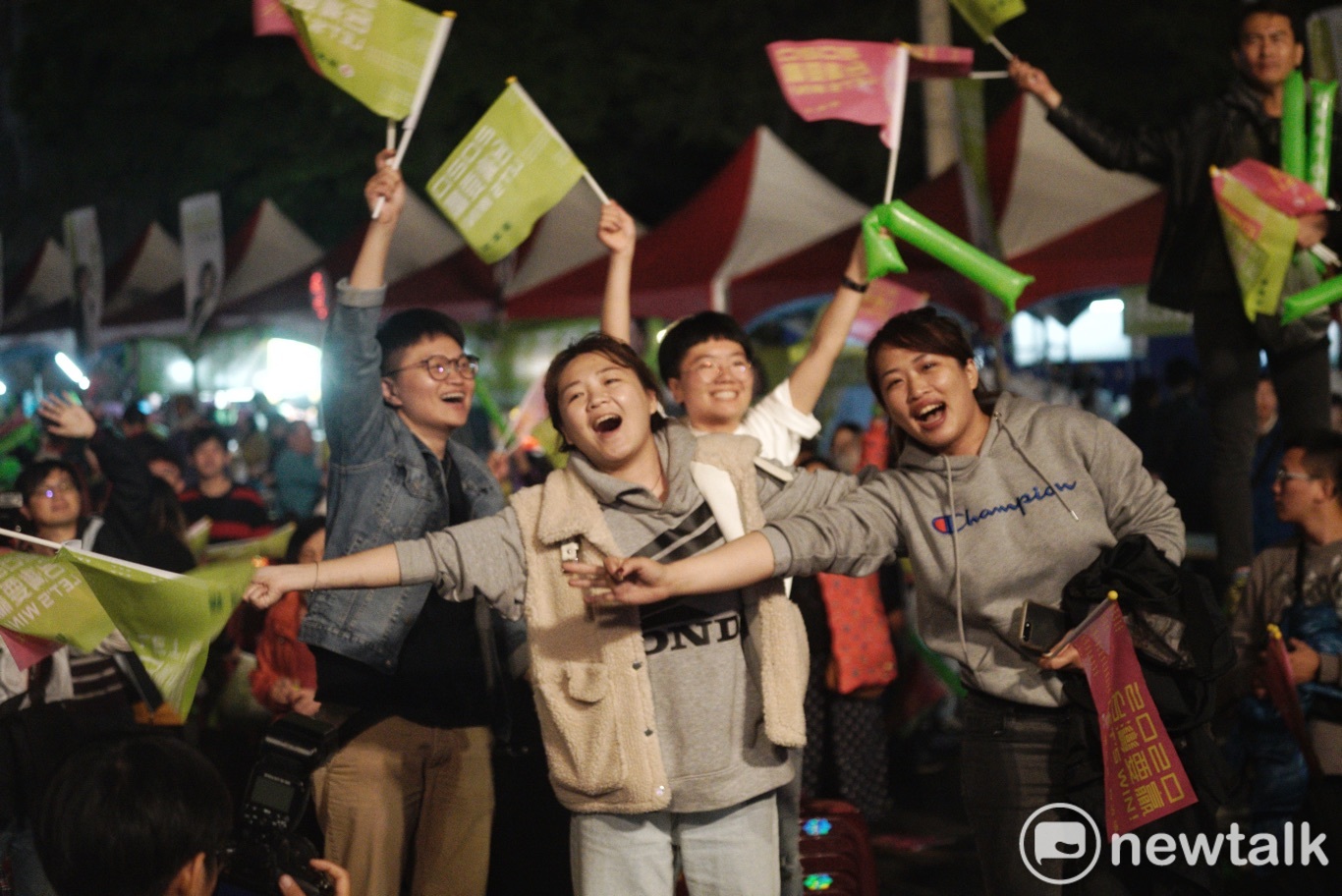 一些年輕人在蔡英文造勢晚會高唱蔡英文競選歌曲。 圖:張良一 / 攝 一些年輕人在蔡英文造勢晚會高唱蔡英文競選歌曲。 圖:張良一 / 攝