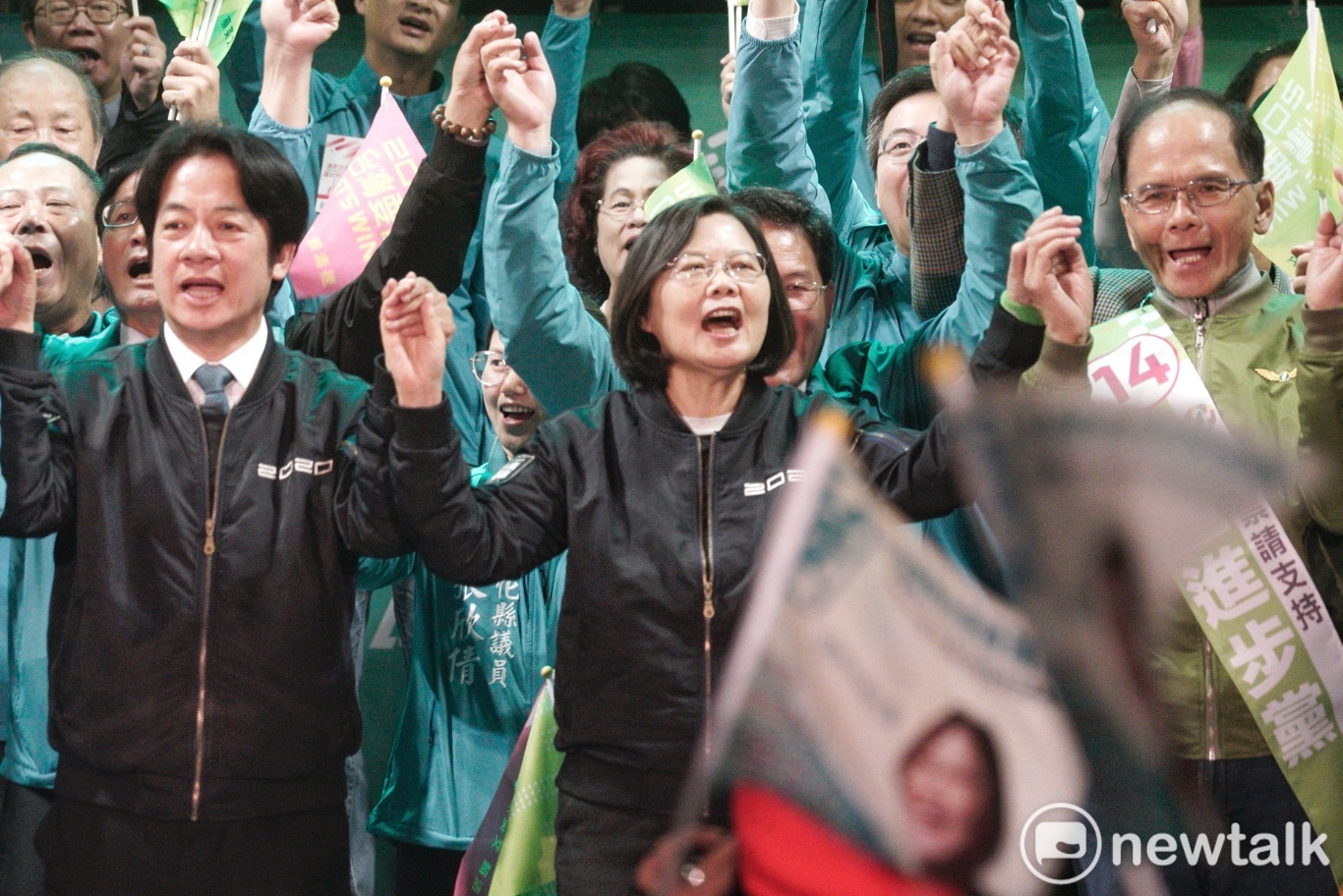 民進黨正、副總統候選人蔡英文、賴清德、民進黨不分區提名人游錫堃參加彰化場造勢晚會。 圖:張良一 / 攝 民進黨正、副總統候選人蔡英文、賴清德、民進黨不分區提名人游錫堃參加彰化場造勢晚會。 圖:張良一 / 攝