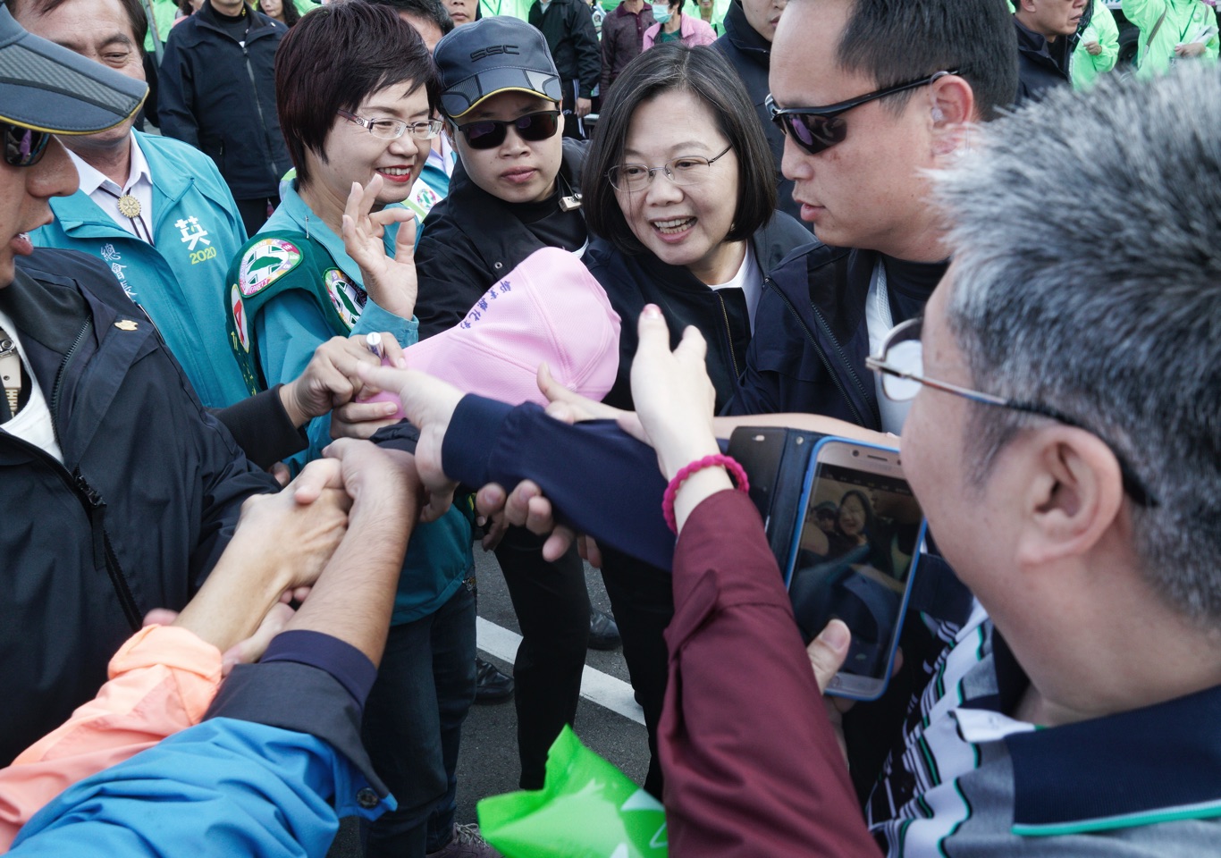 民進黨總統候選人蔡英文在彰化員林掃街，一些年輕人高舉手舉牌向蔡英文總統加油！圖：張良一/攝