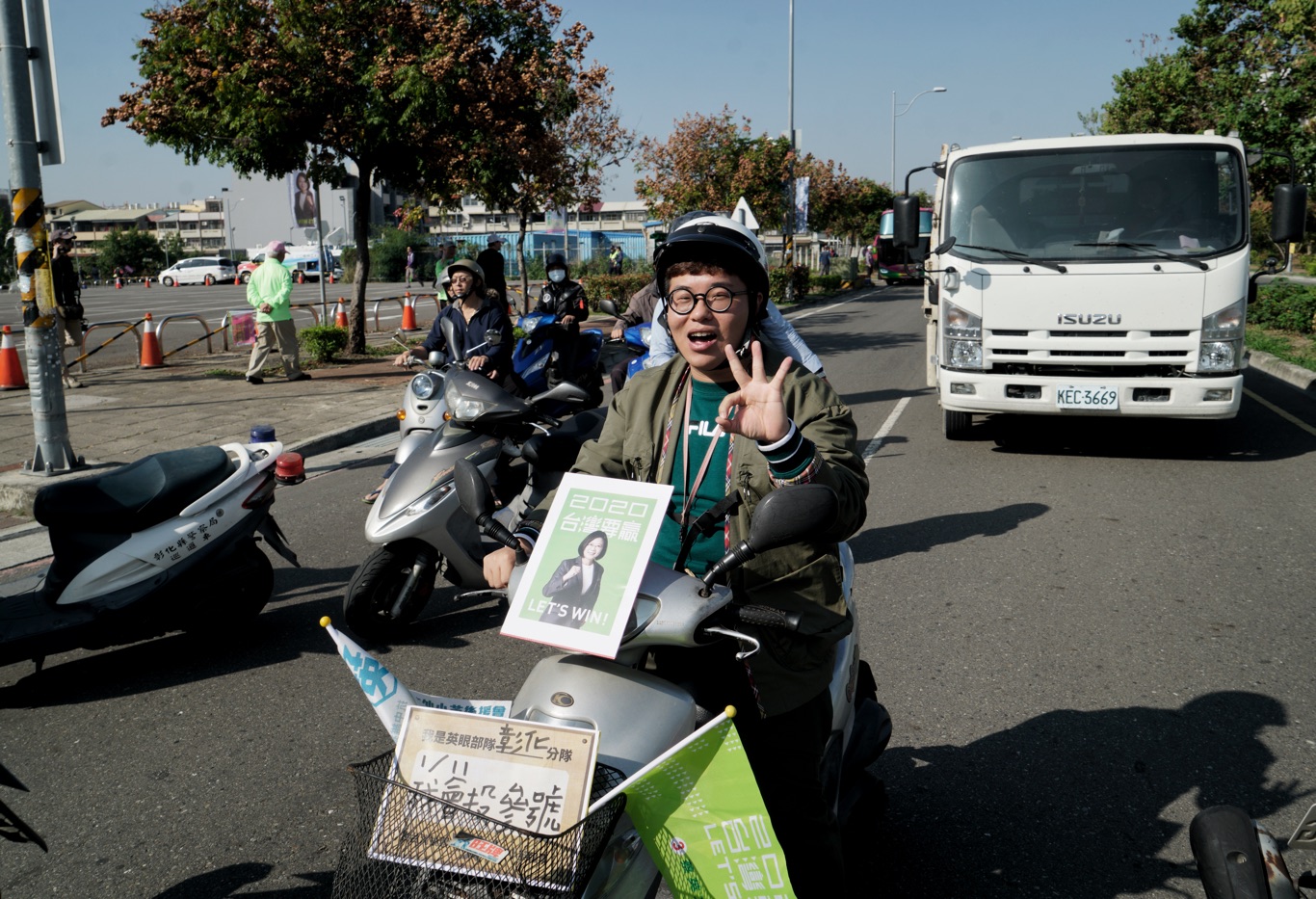 民進黨總統候選人蔡英文在彰化員林掃街，一些年輕人高舉手舉牌向蔡英文總統加油！圖：張良一/攝