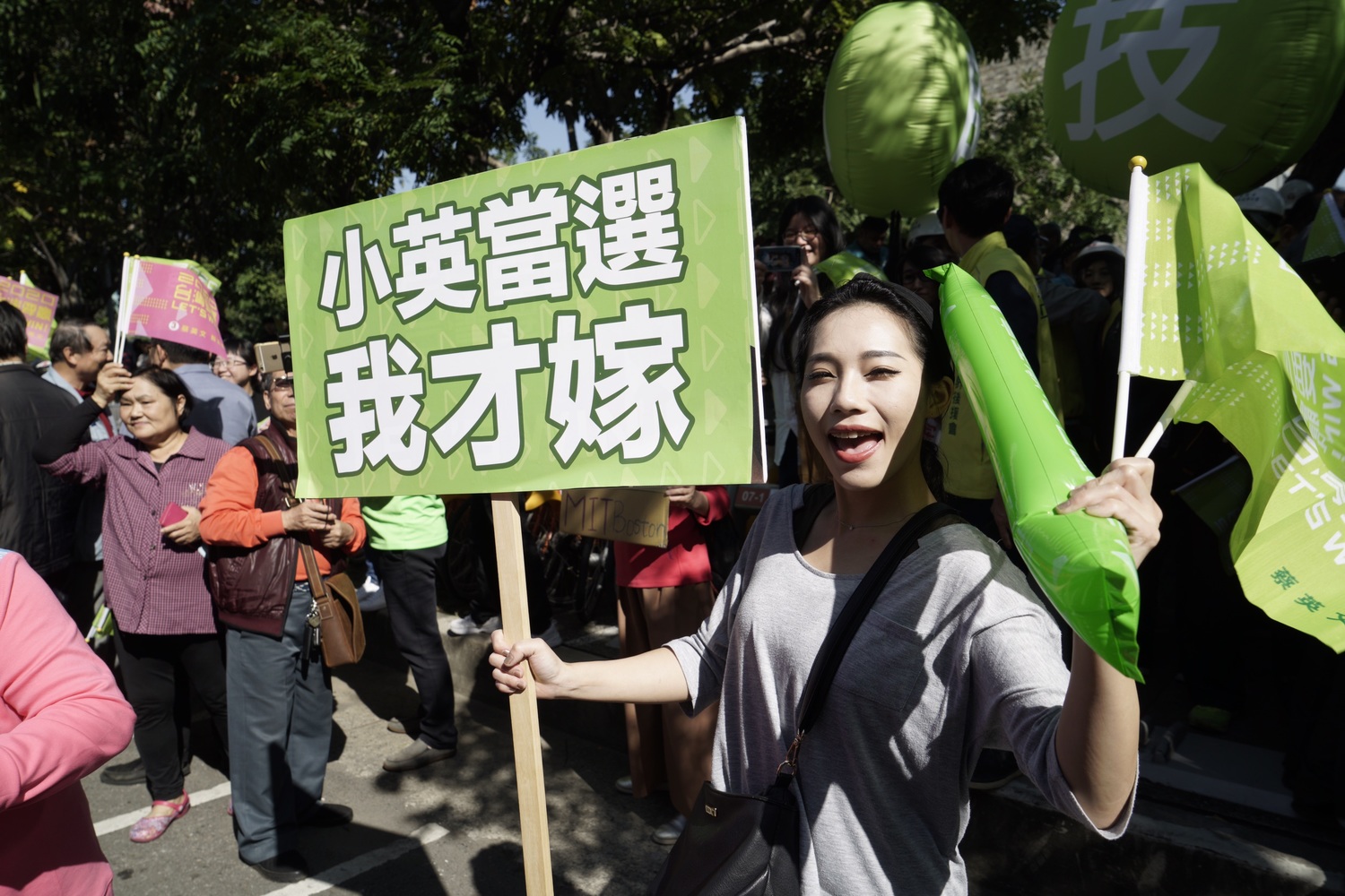 有民眾舉著「小英當選，我才嫁」的標牌，相當吸睛。圖：張良一／攝民眾舉著「我生３個，票投３號，民主自由，靠你守護，小英加油」牌子。圖：張良一／攝民眾舉著「我生３個，票投３號，民主自由，靠你守護，小英加油」牌子。圖：張良一／攝