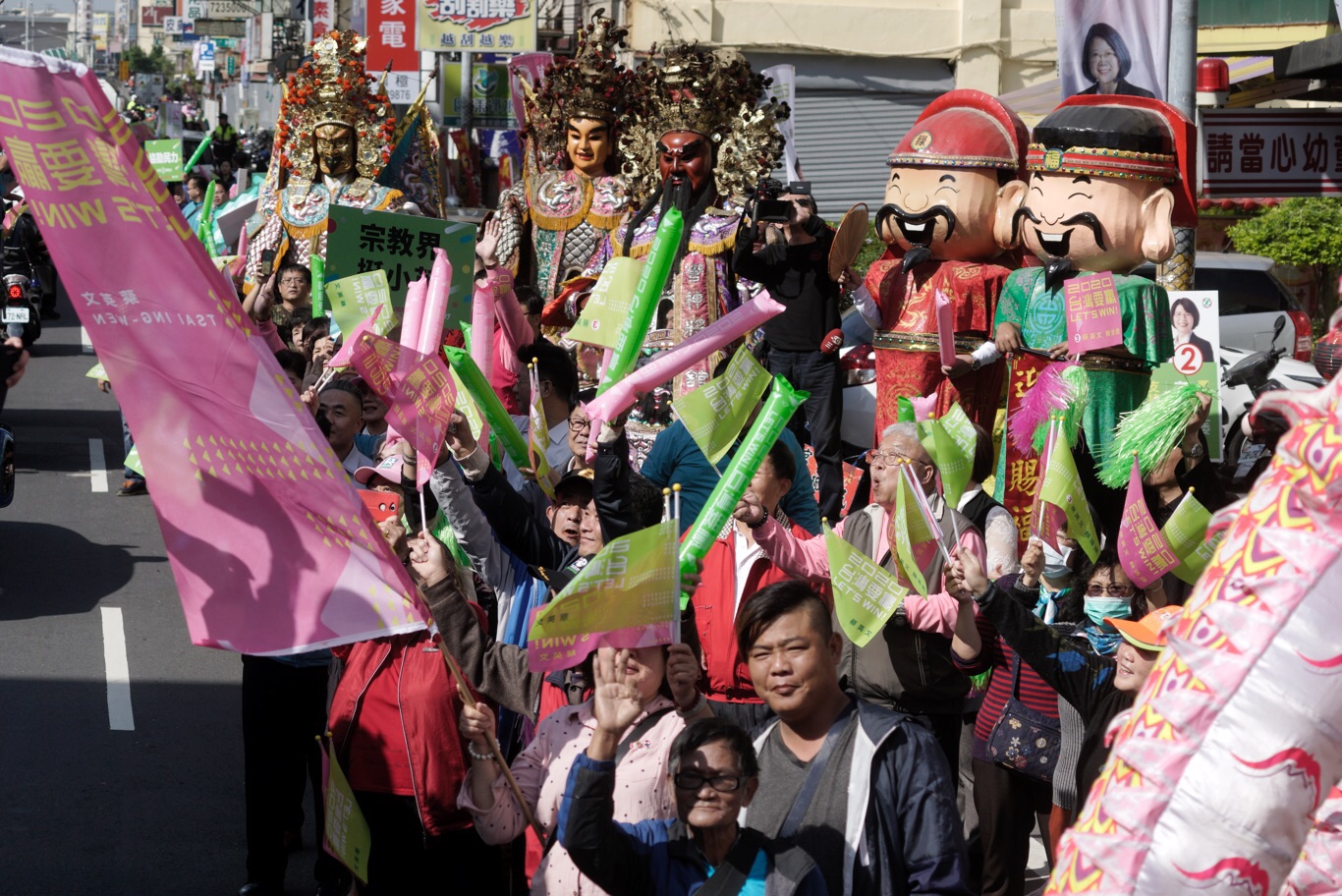 有民眾派出七爺八爺、財神爺等神像，熱情迎接小英。圖：張良一／攝蔡英文粉絲頂著大太陽聚集在街道上，就為了看小英一面。圖：張良一／攝蔡英文粉絲頂著大太陽聚集在街道上，就為了看小英一面。圖：張良一／攝