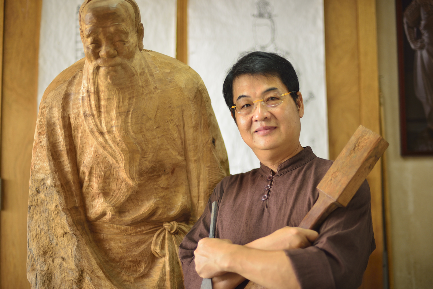 陳啟村藝師熟知並能正確體現傳統木雕知識與技藝,師承福州派林依水師傅並至著名佛具店「人樂軒」磨練技巧,掌握妝佛雕刻、漆、粉線裝飾,足以反映府城福州派粧佛藝術特色 圖:文化部/提供 陳啟村藝師熟知並能正確體現傳統木雕知識與技藝,師承福州派林依水師傅並至著名佛具店「人樂軒」磨練技巧,掌握妝佛雕刻、漆、粉線裝飾,足以反映府城福州派粧佛藝術特色 圖:文化部/提供