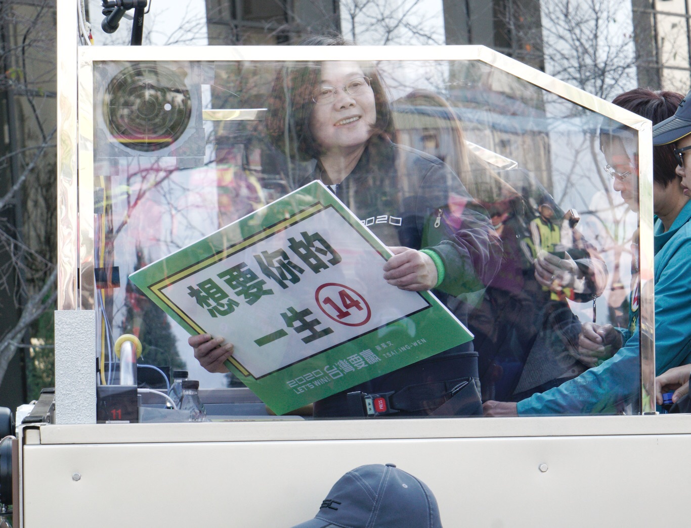 小英高舉標牌，大撩民眾。圖:張良一/攝蔡英文舉起「鼠年到了，我屬於你們」的標語。圖:張良一/攝蔡英文舉起「鼠年到了，我屬於你們」的標語。圖:張良一/攝
