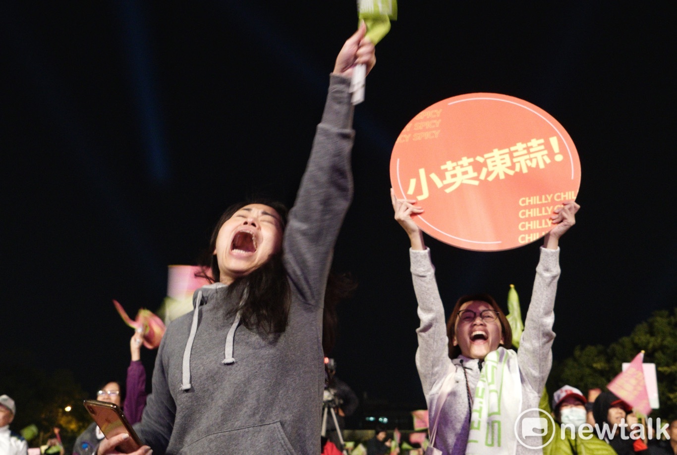 民進黨總統候選人蔡英文參加新竹竹北場造勢晚會後,支持者激動的尖叫。 圖:張良一/攝 民進黨總統候選人蔡英文參加新竹竹北場造勢晚會後,支持者激動的尖叫。 圖:張良一/攝