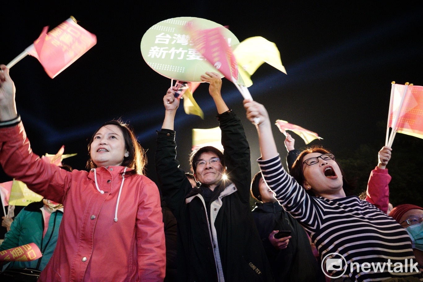 民進黨總統候選人蔡英文參加新竹竹北場造勢晚會後,支持者激動的尖叫。 圖:張良一/攝 民進黨總統候選人蔡英文參加新竹竹北場造勢晚會後,支持者激動的尖叫。 圖:張良一/攝