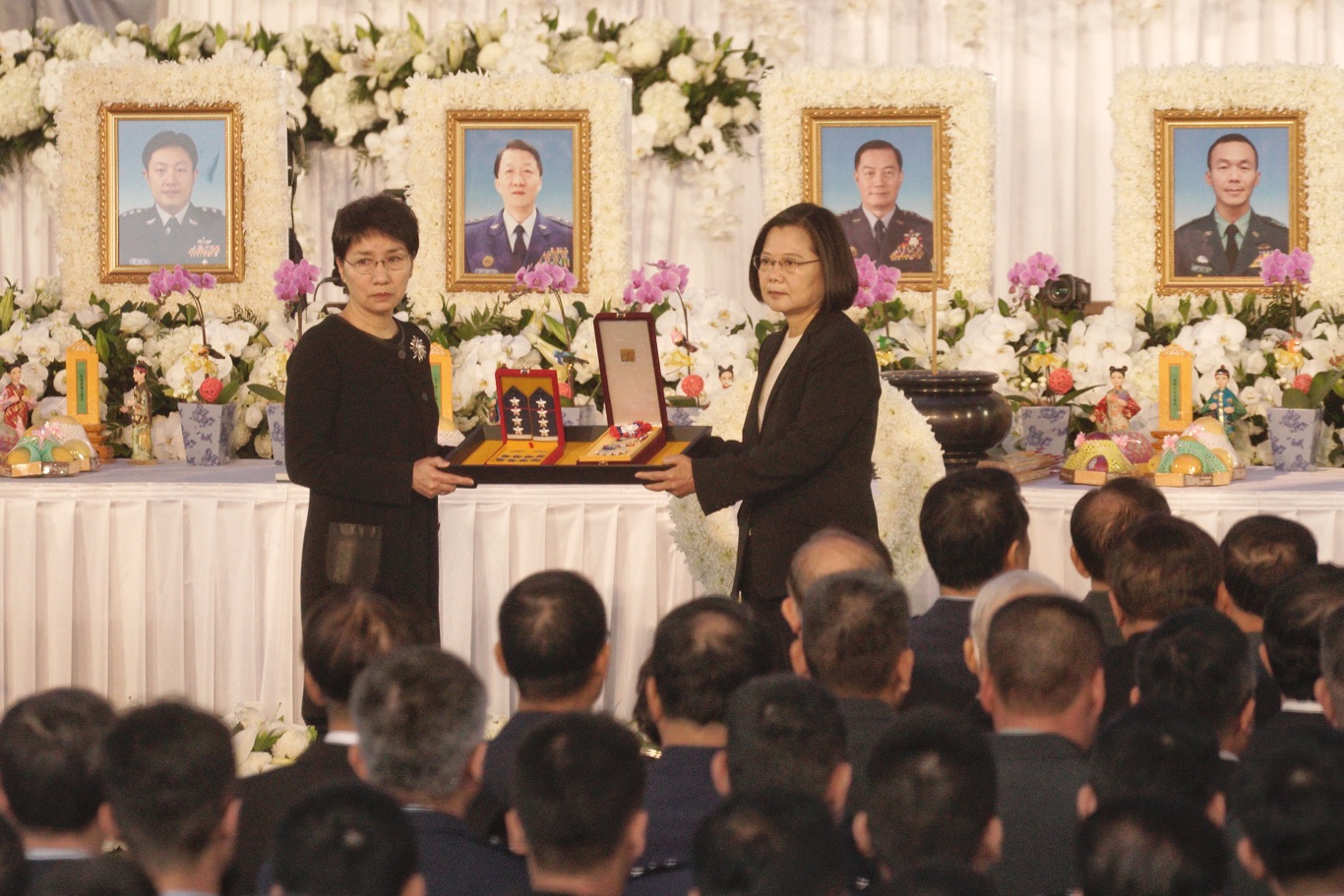 總統蔡英文在0102英勇殉職將士聯合公奠典禮中,追晉故參謀總長沈一鳴一級上將,由沈一鳴遺孀代表接受。 圖:張良ㄧ/攝 總統蔡英文在0102英勇殉職將士聯合公奠典禮中,追晉故參謀總長沈一鳴一級上將,由沈一鳴遺孀代表接受。 圖:張良ㄧ/攝