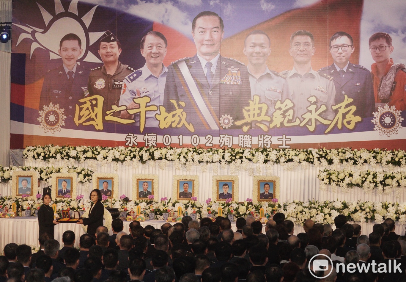 總統蔡英文在1月2日英勇殉職將士聯合公奠典禮弔唁故參謀總長沈一鳴等8名將士英靈,並主持追頒獎章、追晉及明令褒揚等儀式,以表彰烈士為國盡忠,戮力維護國家安全的貢獻。 圖:張良ㄧ/攝 總統蔡英文在1月2日英勇殉職將士聯合公奠典禮弔唁故參謀總長沈一鳴等8名將士英靈,並主持追頒獎章、追晉及明令褒揚等儀式,以表彰烈士為國盡忠,戮力維護國家安全的貢獻。 圖:張良ㄧ/攝