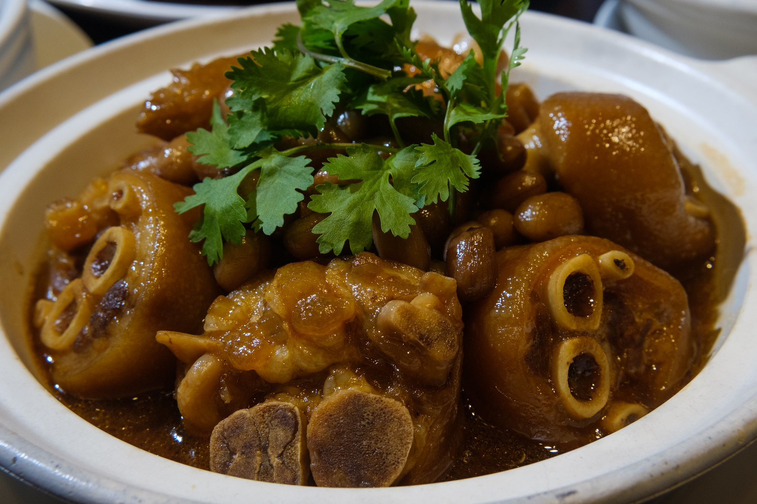 年菜留下的湯汁可以再加工,弄成麵食或一碗好湯,不浪費絲毫食物又省錢。圖:謝佳真/攝 年菜留下的湯汁可以再加工,弄成麵食或一碗好湯,不浪費絲毫食物又省錢。圖:謝佳真/攝