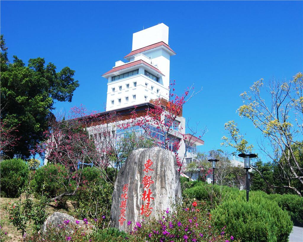 東勢林場可說是台灣最美的人工森林生態花園,這裡一年四季有看不完的花卉,櫻、桐花、楓、梅花等等,還有豐富的自然生態。圖:翻攝自東勢林場遊樂區官網 東勢林場可說是台灣最美的人工森林生態花園,這裡一年四季有看不完的花卉,櫻、桐花、楓、梅花等等,還有豐富的自然生態。圖:翻攝自東勢林場遊樂區官網
