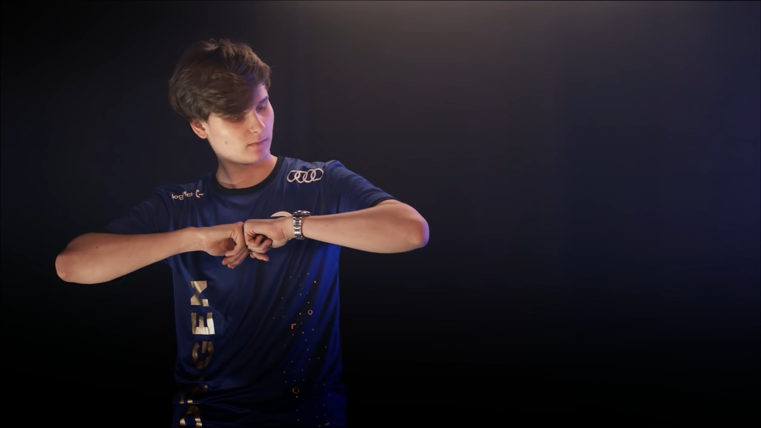 OG AD 選手 Upset 被誤認為 Rekkles,他還擺出 Rekkles 秀刺青的招牌動作 OG AD 選手 Upset 被誤認為 Rekkles,他還擺出 Rekkles 秀刺青的招牌動作