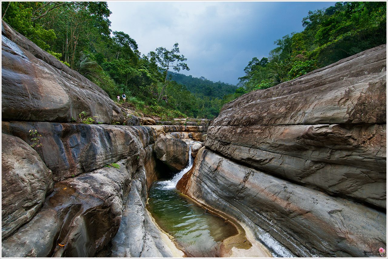 雲林縣萬年峽谷被內湖溪溪水切出深V型地貌,峽谷的險峻濃縮盡在其中。圖:翻攝自台灣觀光粉絲團臉書 雲林縣萬年峽谷被內湖溪溪水切出深V型地貌,峽谷的險峻濃縮盡在其中。圖:翻攝自台灣觀光粉絲團臉書