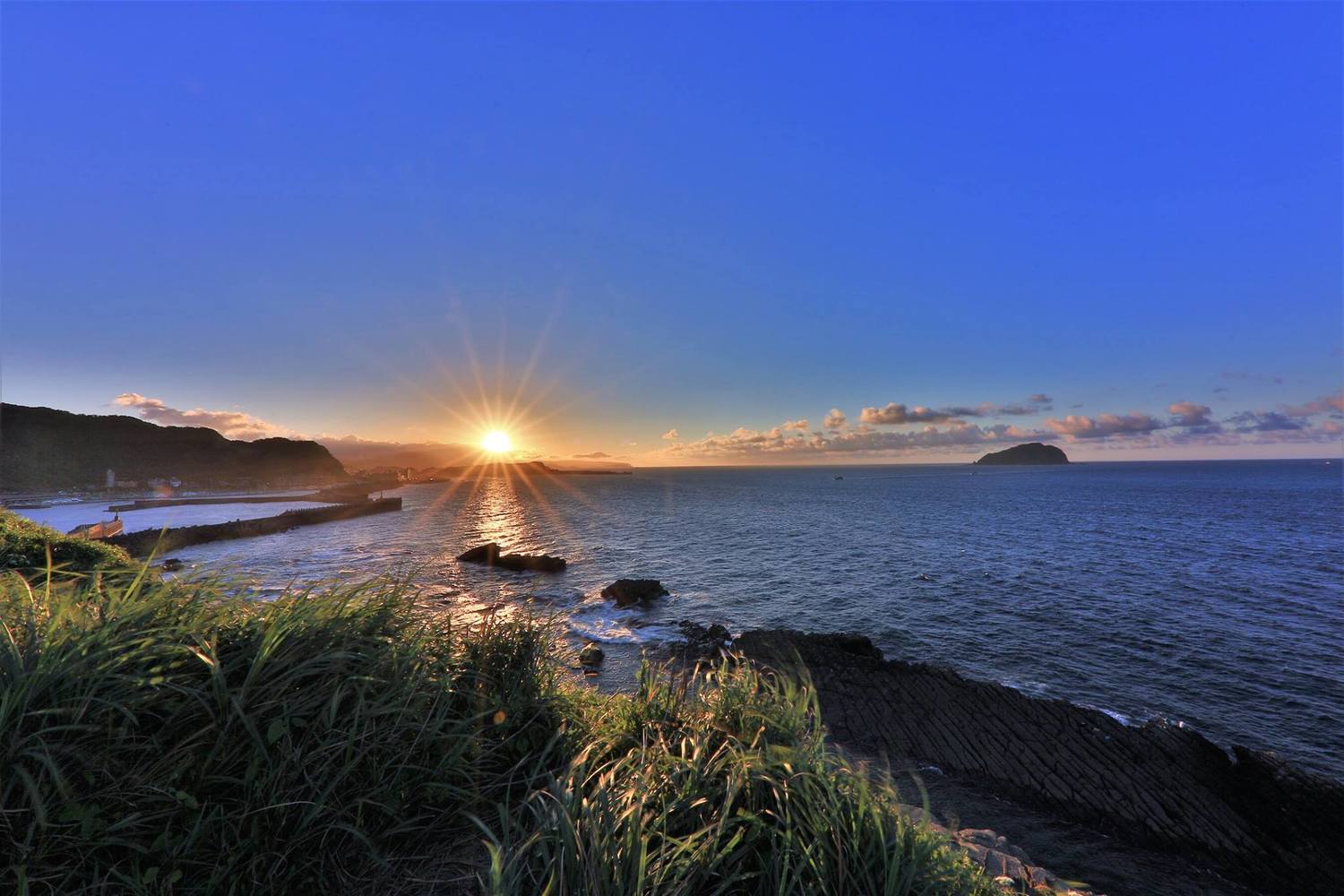 基隆望幽谷看夕陽和日出兩相宜,從山上還能遠眺碧砂漁港跟八斗子漁港。圖:翻攝自基隆旅遊網臉書 基隆望幽谷看夕陽和日出兩相宜,從山上還能遠眺碧砂漁港跟八斗子漁港。圖:翻攝自基隆旅遊網臉書