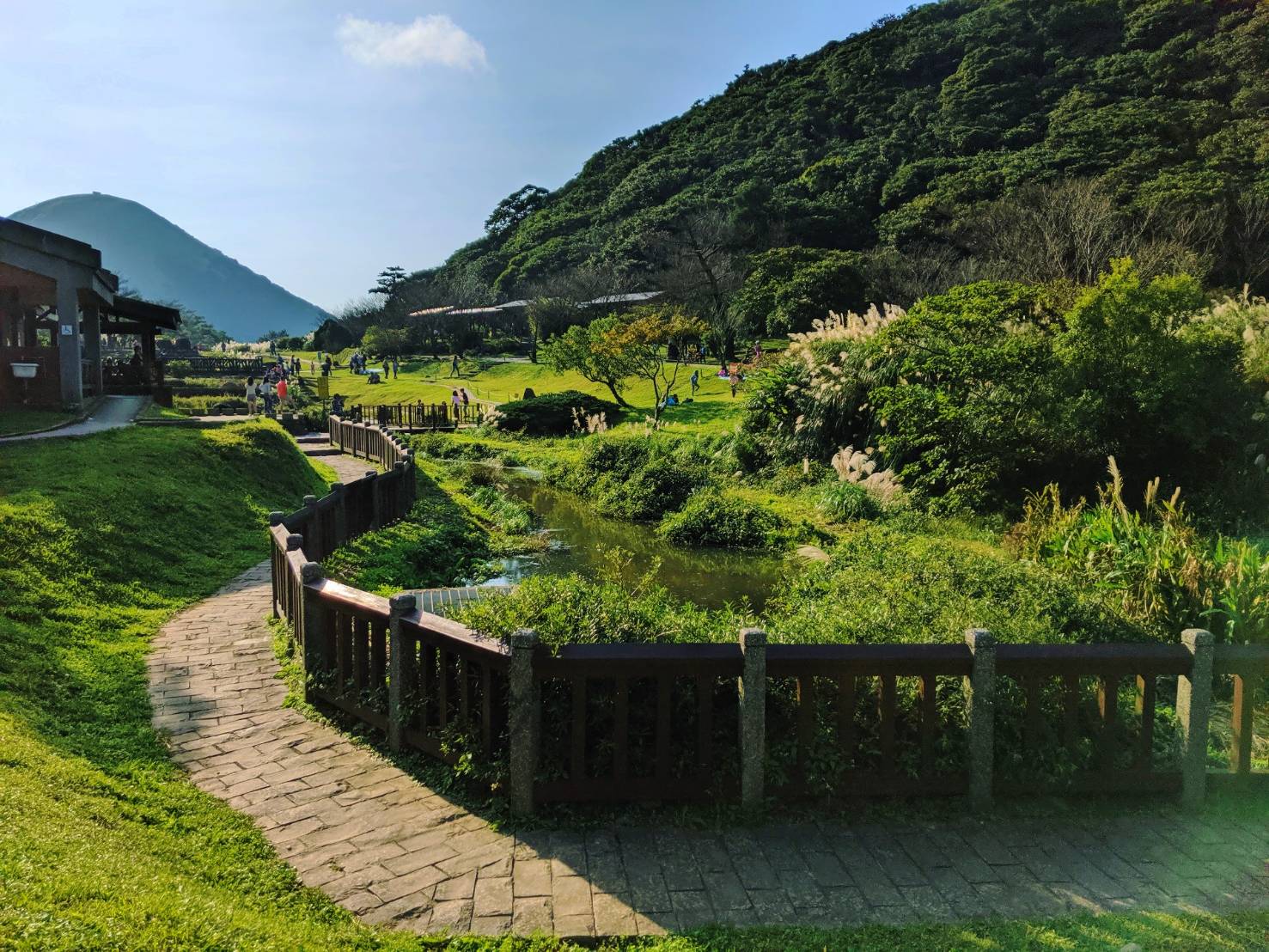 陽明山二子坪步道是無障礙步道,沿路設有平整的鋪面,幾乎沒有起伏,步道終點有如花園。圖:謝佳真/攝 陽明山二子坪步道是無障礙步道,沿路設有平整的鋪面,幾乎沒有起伏,步道終點有如花園。圖:謝佳真/攝