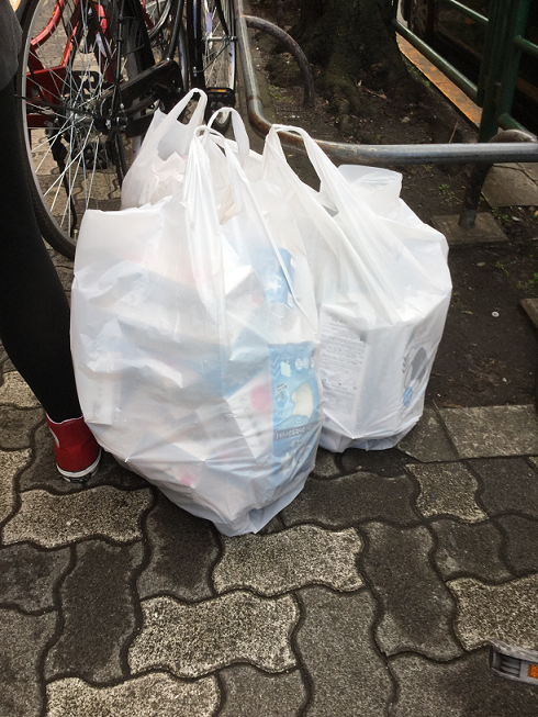 即使日本藥房等採取限購,也還是有陸客等可以買到數百張大量的口罩,真的很厲害。 圖:劉黎兒/攝 即使日本藥房等採取限購,也還是有陸客等可以買到數百張大量的口罩,真的很厲害。 圖:劉黎兒/攝