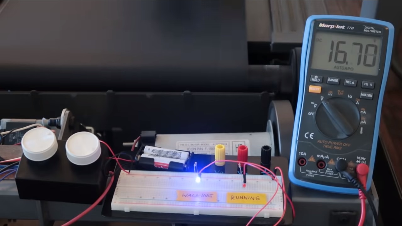 Allen Pan利用跑步機履帶拖動產生的電壓來控制切換行走與跑步。 Allen Pan利用跑步機履帶拖動產生的電壓來控制切換行走與跑步。