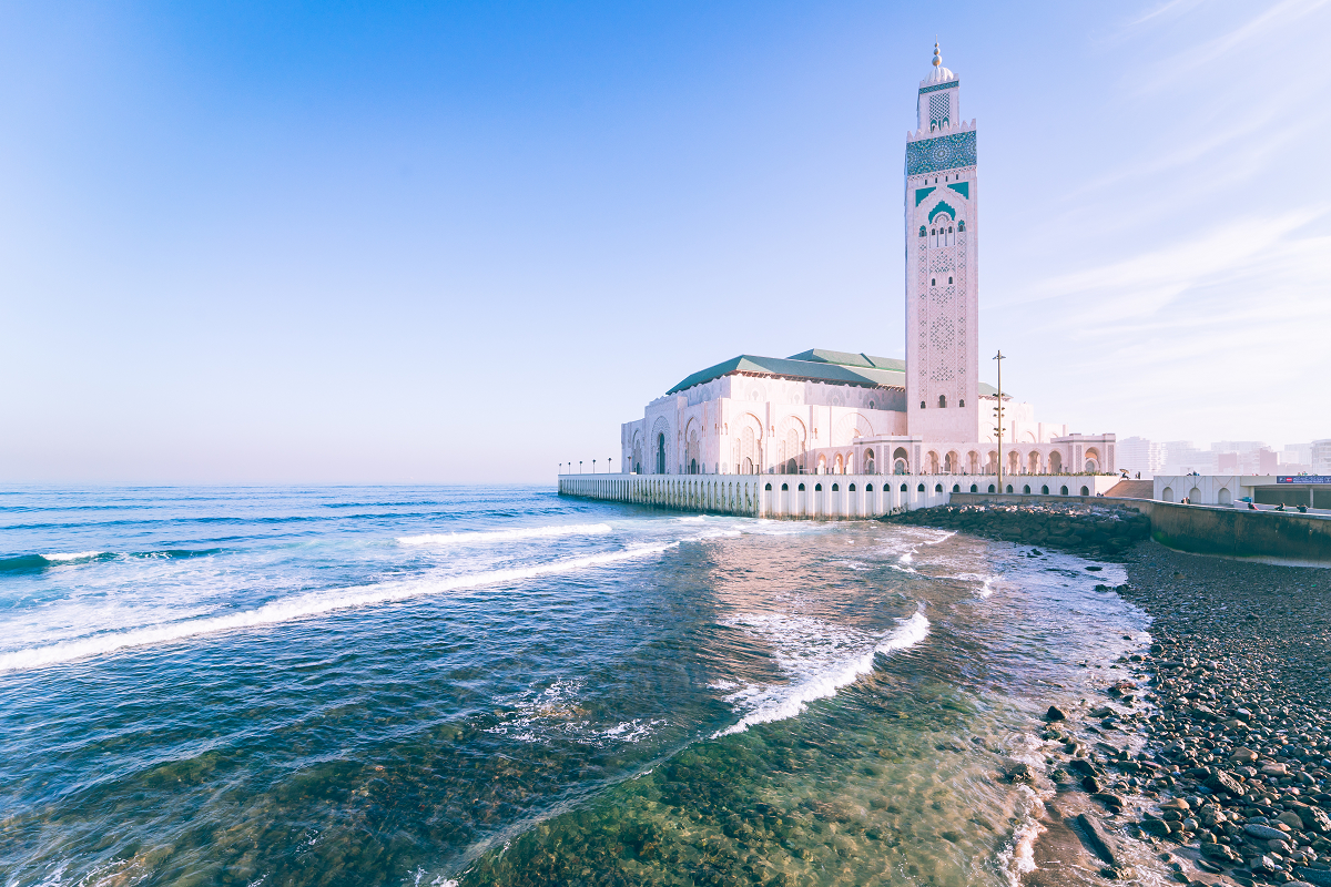 「Casablanca」在西語中為「白色房屋」,而最具代表性的景點哈桑二世清真寺通體潔白,為這座城市下最好註腳。圖:謝佳真/攝 「Casablanca」在西語中為「白色房屋」,而最具代表性的景點哈桑二世清真寺通體潔白,為這座城市下最好註腳。圖:謝佳真/攝