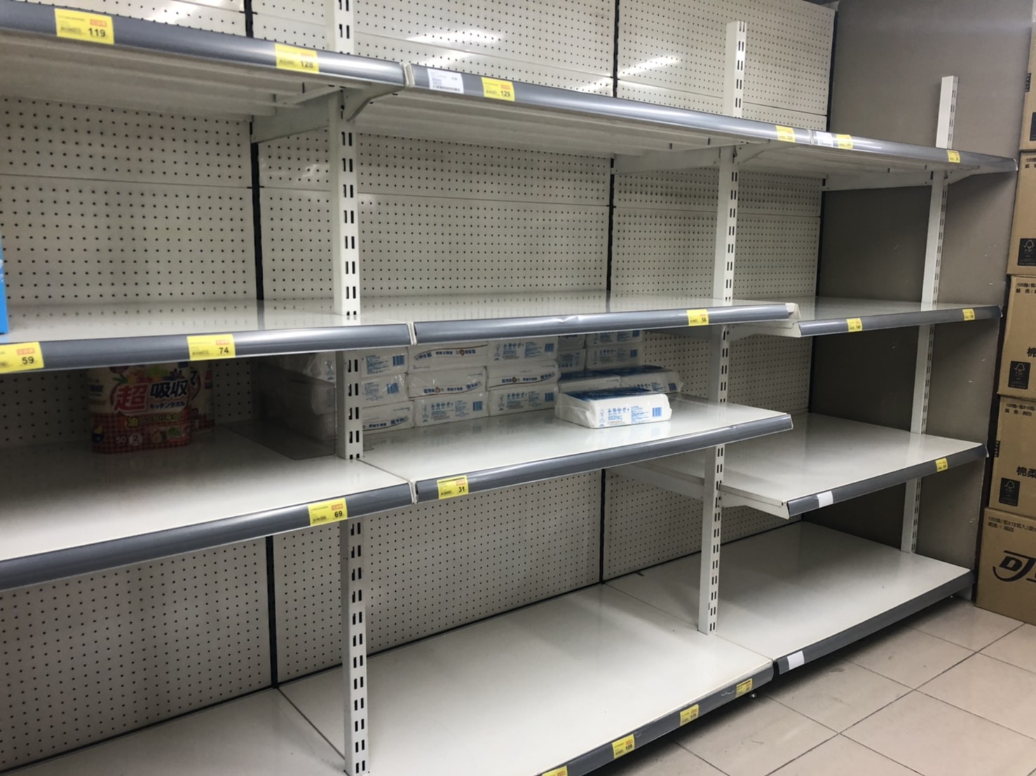 隨著武漢肺炎疫情擴大,民眾紛紛湧至賣場搶購民生用品,導致衛生紙銷售一空。 圖:閻芝霖/攝 隨著武漢肺炎疫情擴大,民眾紛紛湧至賣場搶購民生用品,導致衛生紙銷售一空。 圖:閻芝霖/攝