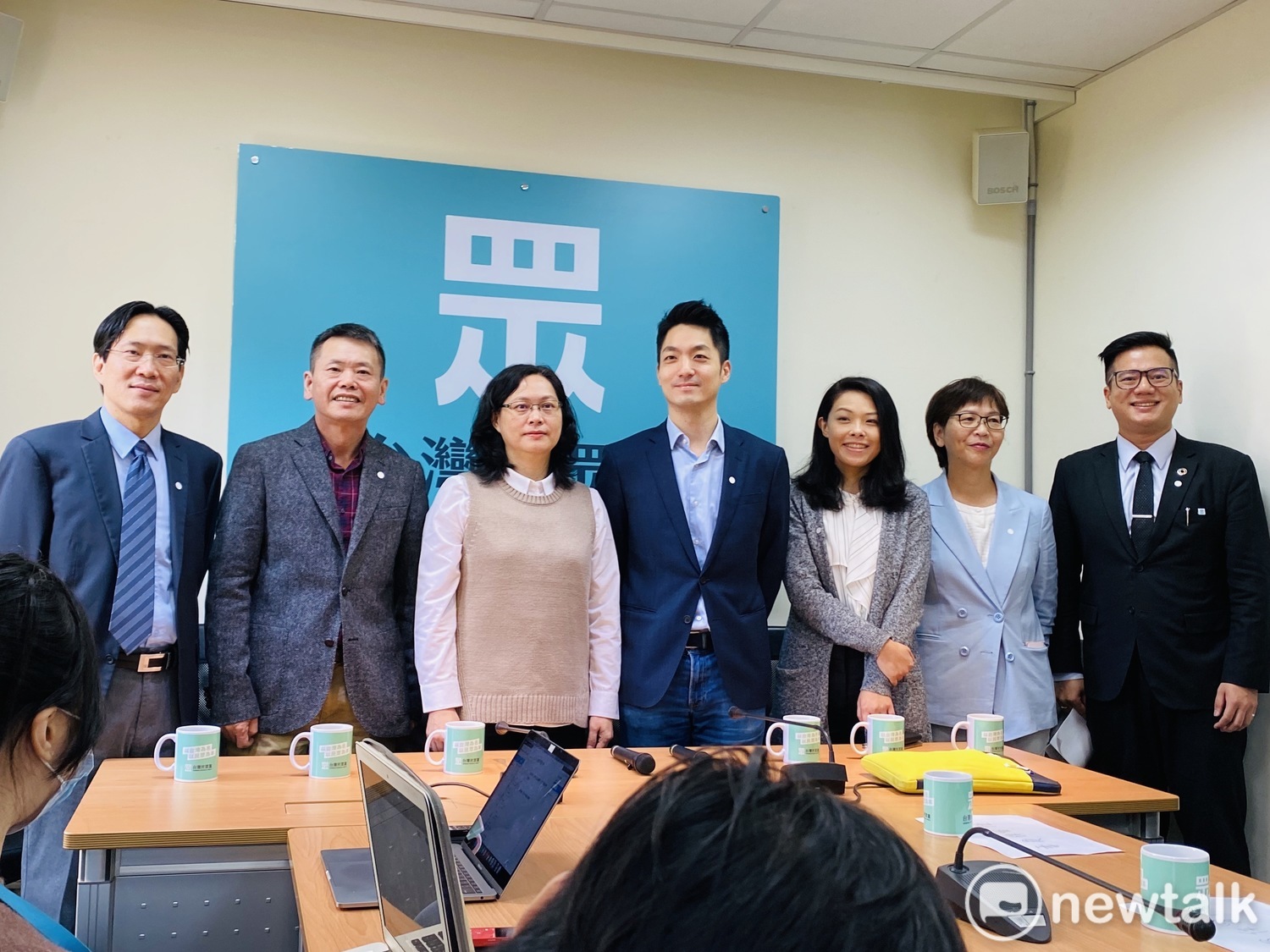 國民黨立委林為洲(左2)、蔣萬安(左4)前往拜會民眾黨團。 圖:周煊惠 /攝 國民黨立委林為洲(左2)、蔣萬安(左4)前往拜會民眾黨團。 圖:周煊惠 /攝