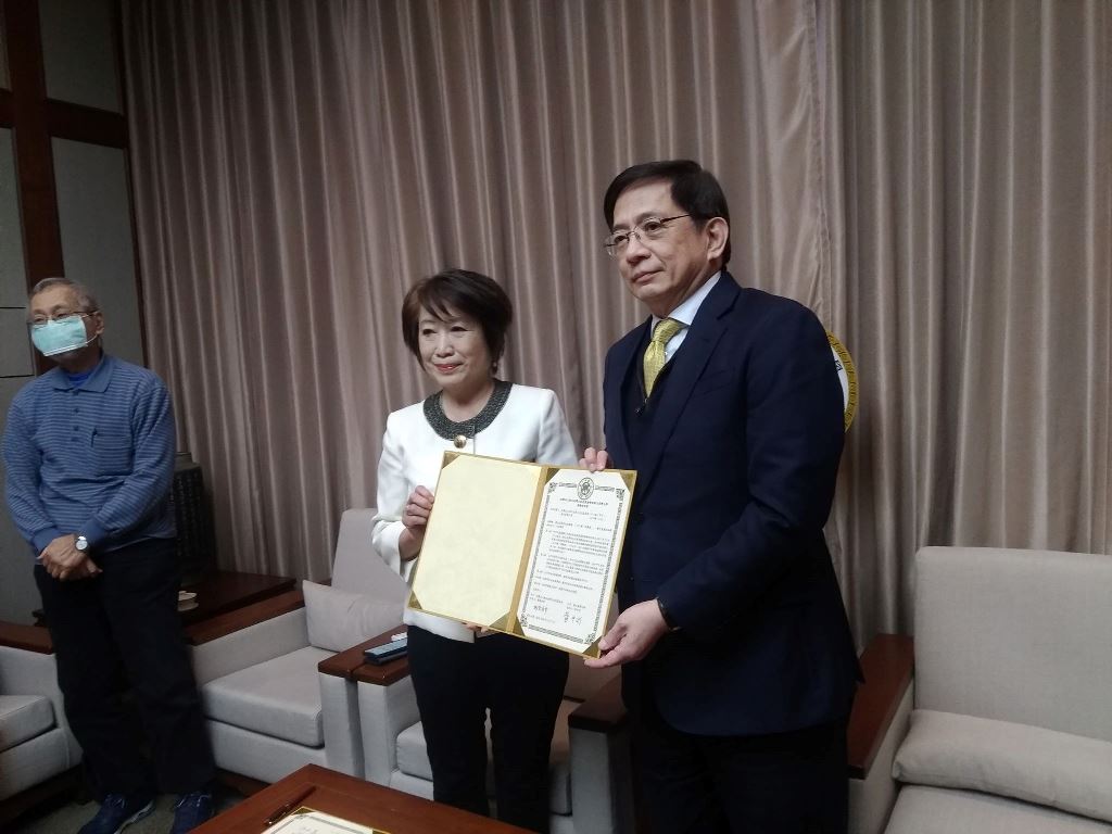 陳文成基金會董事長楊黃美幸與台大校長管中閔針對陳文成紀念廣場進行簽約,台大允諾一年內完成。 圖/陳文成基金會提供 陳文成基金會董事長楊黃美幸與台大校長管中閔針對陳文成紀念廣場進行簽約,台大允諾一年內完成。 圖/陳文成基金會提供