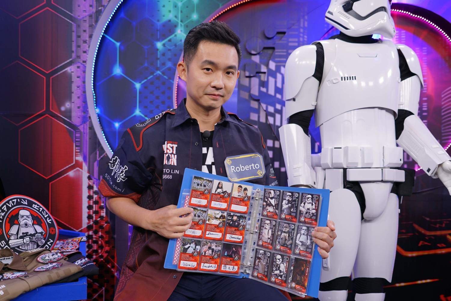 Roberto手中拿的是每個軍團成員的角色卡片。 圖：狼谷競技台／提供