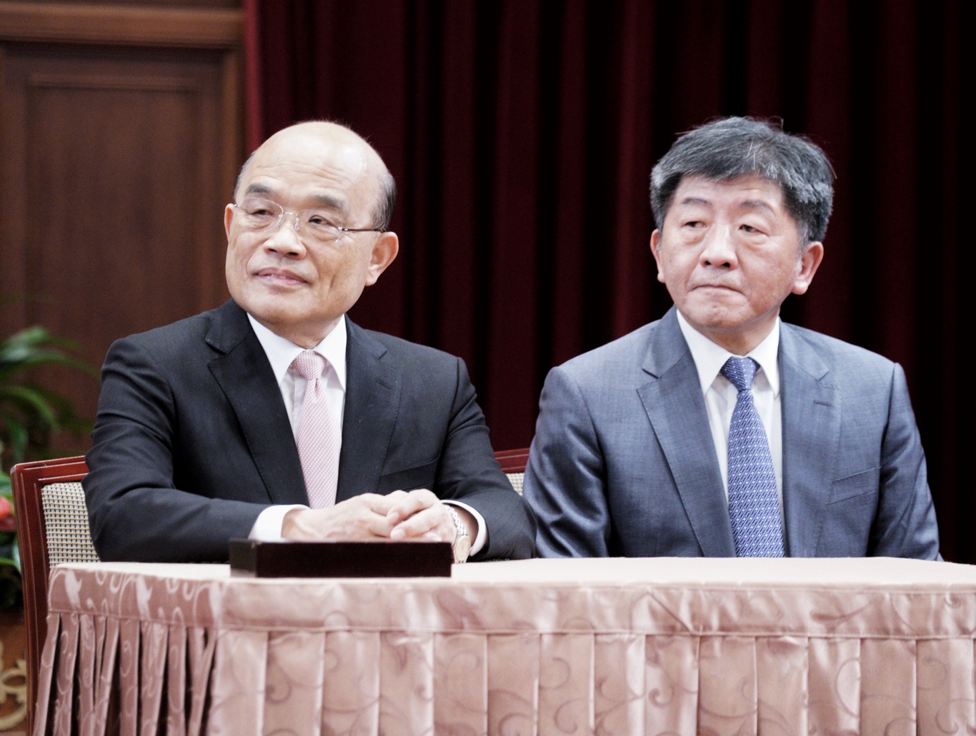 總統蔡英文舉行「簽署《嚴重特殊傳染性肺炎防治及紓困振興特別條例》記者會。圖為行政院長蘇貞昌和衛福部長陳時中。(資料照) 圖:張良一/攝 總統蔡英文舉行「簽署《嚴重特殊傳染性肺炎防治及紓困振興特別條例》記者會。圖為行政院長蘇貞昌和衛福部長陳時中。(資料照) 圖:張良一/攝
