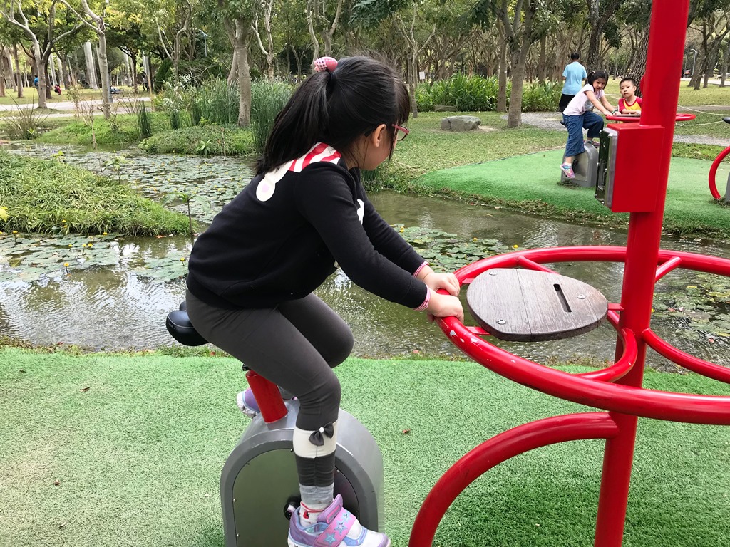 大安森林公園小朋友開心踩腳踏車運動。 圖/朱蒲青/攝 大安森林公園小朋友開心踩腳踏車運動。 圖/朱蒲青/攝