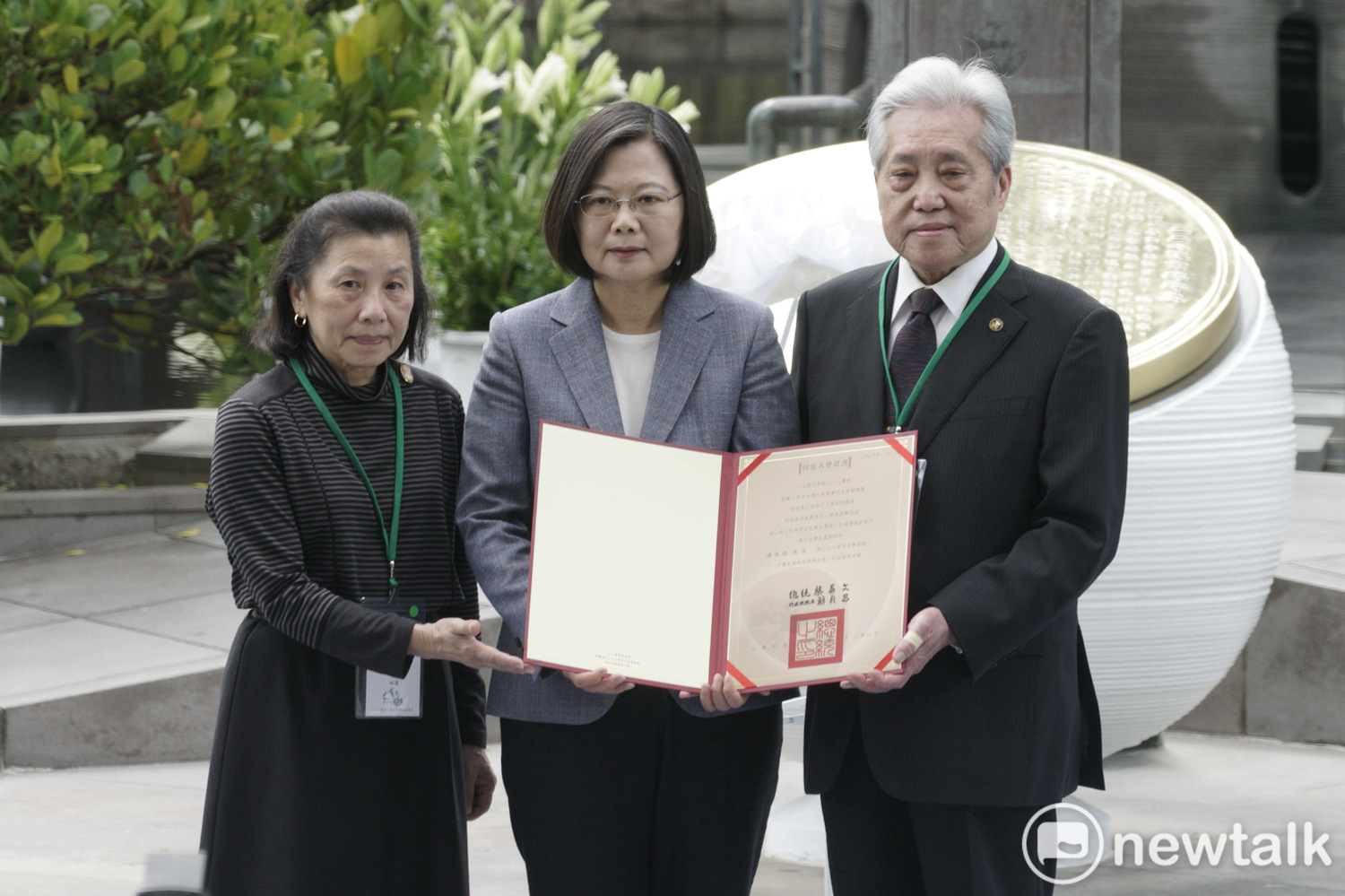 總統蔡英文在二二八事件73週年中樞紀念儀式中,頒發回復名譽證書給二二八事件受難者潘木枝先生的家屬。 圖:張良一 /攝 總統蔡英文在二二八事件73週年中樞紀念儀式中,頒發回復名譽證書給二二八事件受難者潘木枝先生的家屬。 圖:張良一 /攝