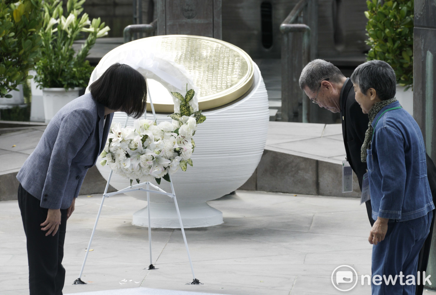 總統蔡英文在二二八事件73週年中樞紀念儀式中,頒發回復名譽證書給二二八事件受難者家屬前,向家屬鞠躬致意。 圖:張良一 /攝 總統蔡英文在二二八事件73週年中樞紀念儀式中,頒發回復名譽證書給二二八事件受難者家屬前,向家屬鞠躬致意。 圖:張良一 /攝