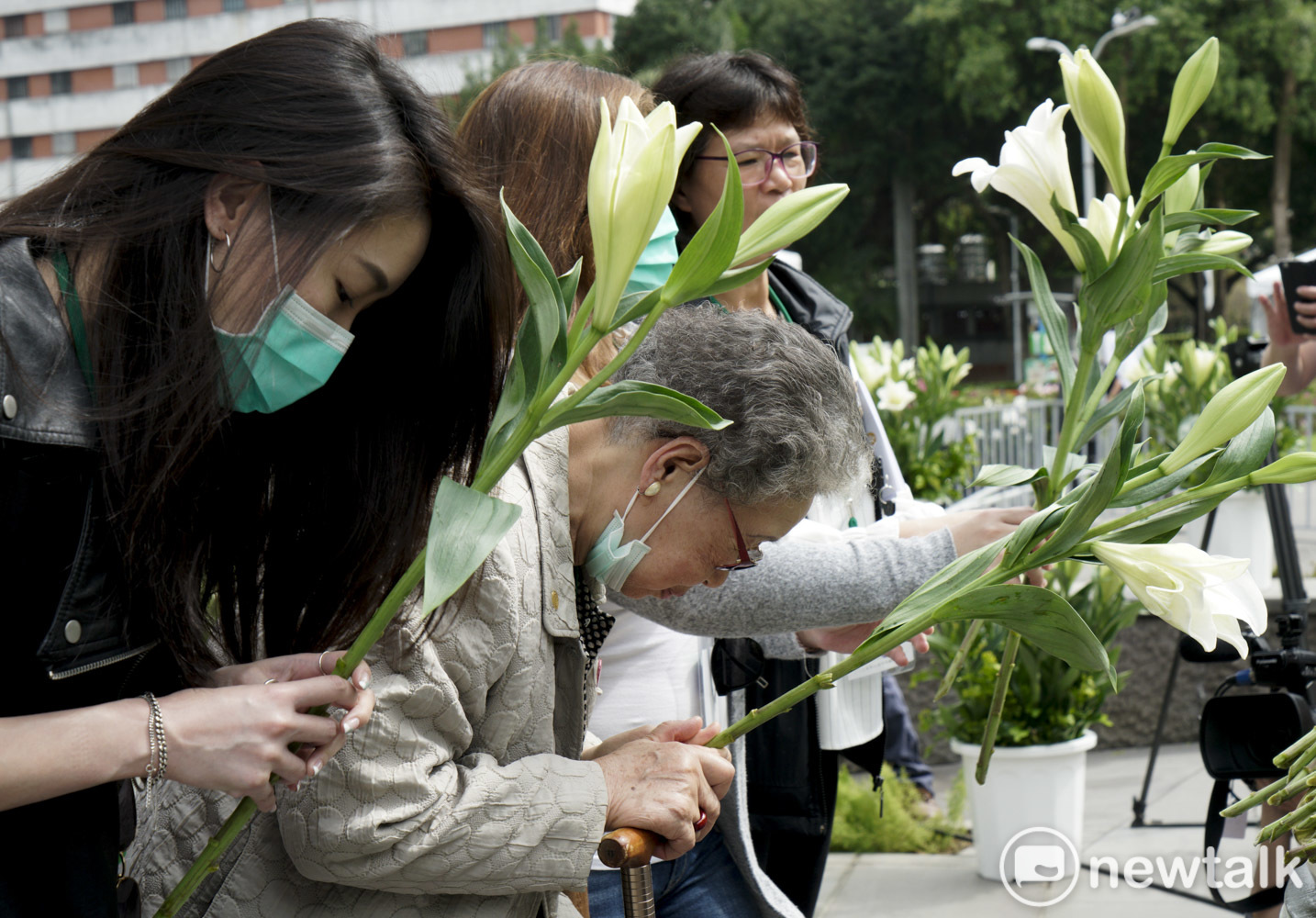 二二八受難者家屬向二二八受難者英靈獻上白色百合花致敬。 圖:張良一/攝 二二八受難者家屬向二二八受難者英靈獻上白色百合花致敬。 圖:張良一/攝