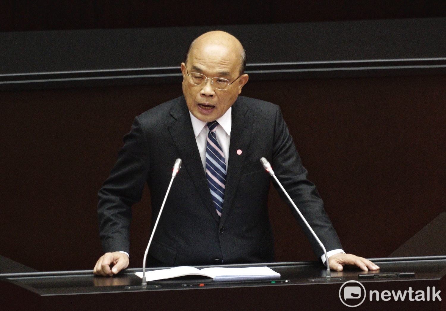 行政院長蘇貞昌赴立法院報告「中央政府嚴重特殊傳染性肺炎防治及紓困振興特別預算案」及備詢。 圖:張良一/攝 行政院長蘇貞昌赴立法院報告「中央政府嚴重特殊傳染性肺炎防治及紓困振興特別預算案」及備詢。 圖:張良一/攝