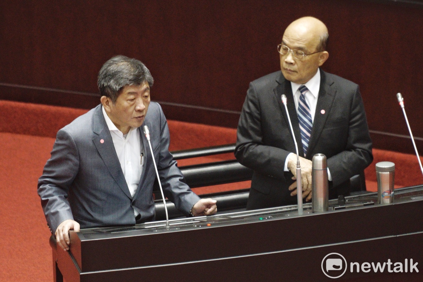 行政院長蘇貞昌、衛福部長陳時中在立法院院會就「中央政府嚴重特殊傳染性肺炎防治及紓困振興特別預算案」備詢。 圖:張良一/攝 行政院長蘇貞昌、衛福部長陳時中在立法院院會就「中央政府嚴重特殊傳染性肺炎防治及紓困振興特別預算案」備詢。 圖:張良一/攝