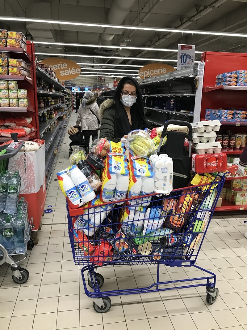 法國確診確診病例直線上升後,各地超市這幾天都出現搶購潮。 圖:蔡筱穎/攝 法國確診確診病例直線上升後,各地超市這幾天都出現搶購潮。 圖:蔡筱穎/攝