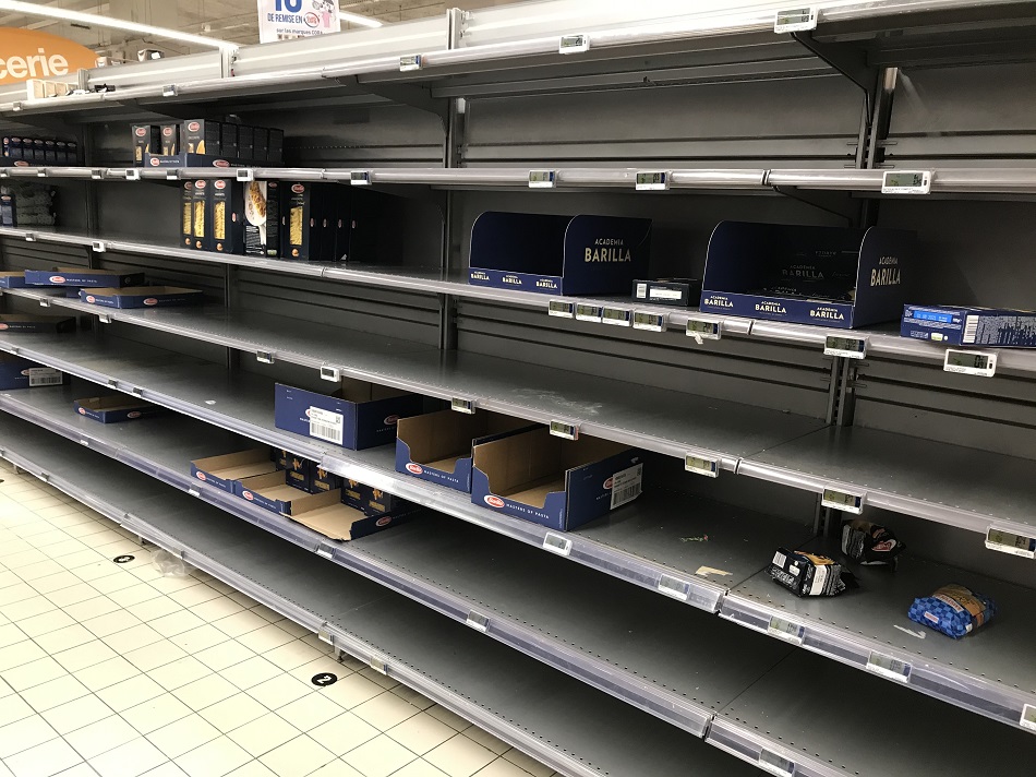 法國超市貨架上的商品幾乎被搶購一空。 圖:蔡筱穎/攝 法國超市貨架上的商品幾乎被搶購一空。 圖:蔡筱穎/攝