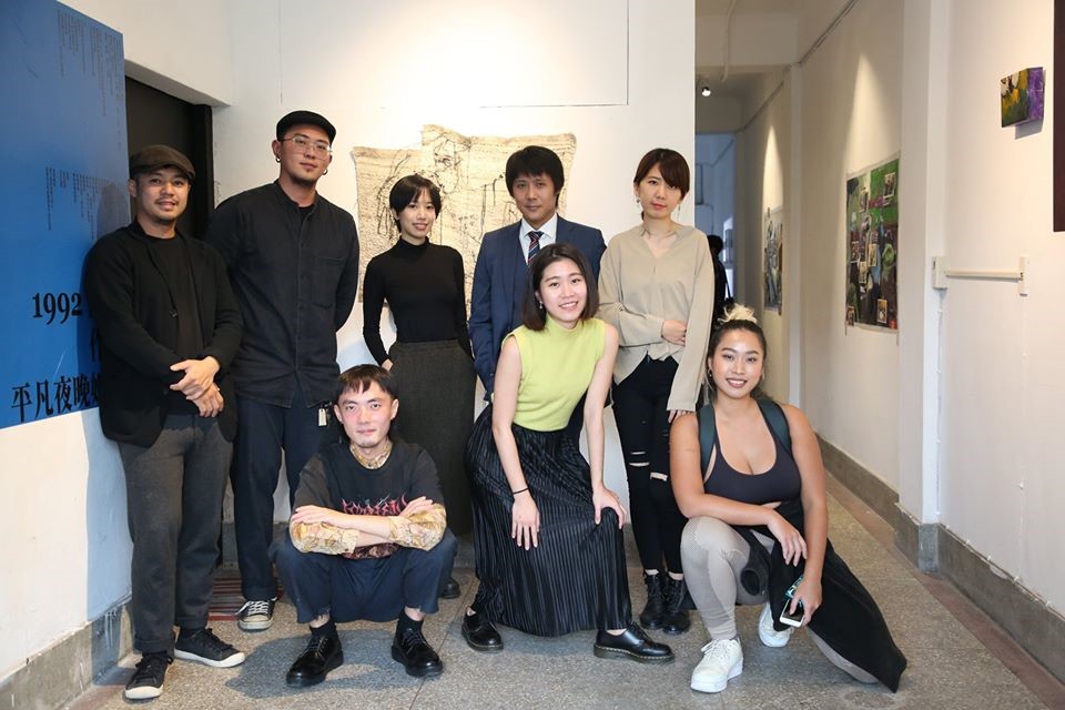 寬鬆世代展覽藝術家與策展人合影。 策展人黃亦中提供 寬鬆世代展覽藝術家與策展人合影。 策展人黃亦中提供
