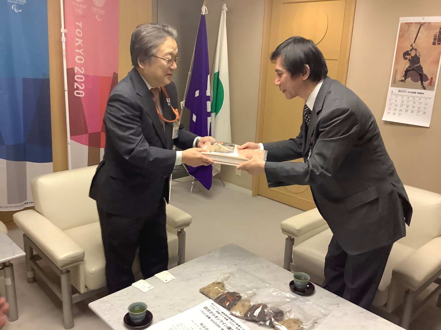 王銘琬還贈100套純棋棋具給東京都，由負責健康福祉的副知事梶原洋代表接受。 圖：劉黎兒攝影