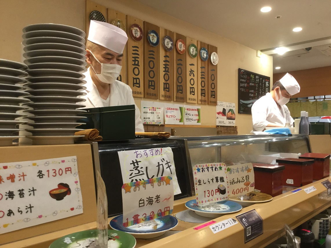 迴轉壽司不轉以防傳染，師傅也都戴口罩 　圖：翻攝自時事通訊官網