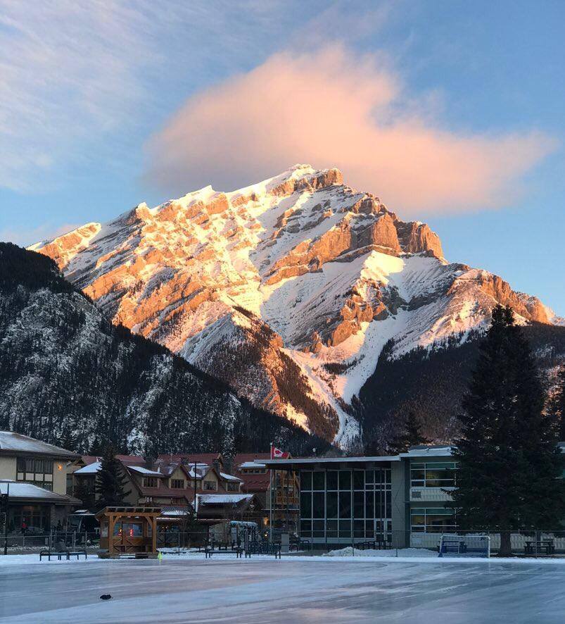除了自然景觀,班夫也是非常多人去洛磯山脈會停留的景點,體驗住在被群山圍繞小鎮的感覺。 圖:翻攝自Banff & Lake Louise Tourism網站 除了自然景觀,班夫也是非常多人去洛磯山脈會停留的景點,體驗住在被群山圍繞小鎮的感覺。 圖:翻攝自Banff & Lake Louise Tourism網站