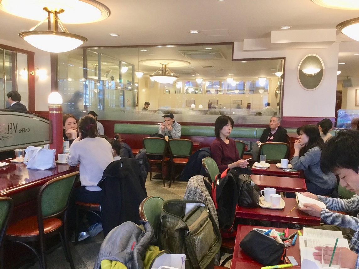 東京23日各地cafe也還是有很多人,精神逐漸鬆懈下來,跟普通日常沒兩樣,幾乎不戴口罩 圖:劉黎兒/攝 東京23日各地cafe也還是有很多人,精神逐漸鬆懈下來,跟普通日常沒兩樣,幾乎不戴口罩 圖:劉黎兒/攝