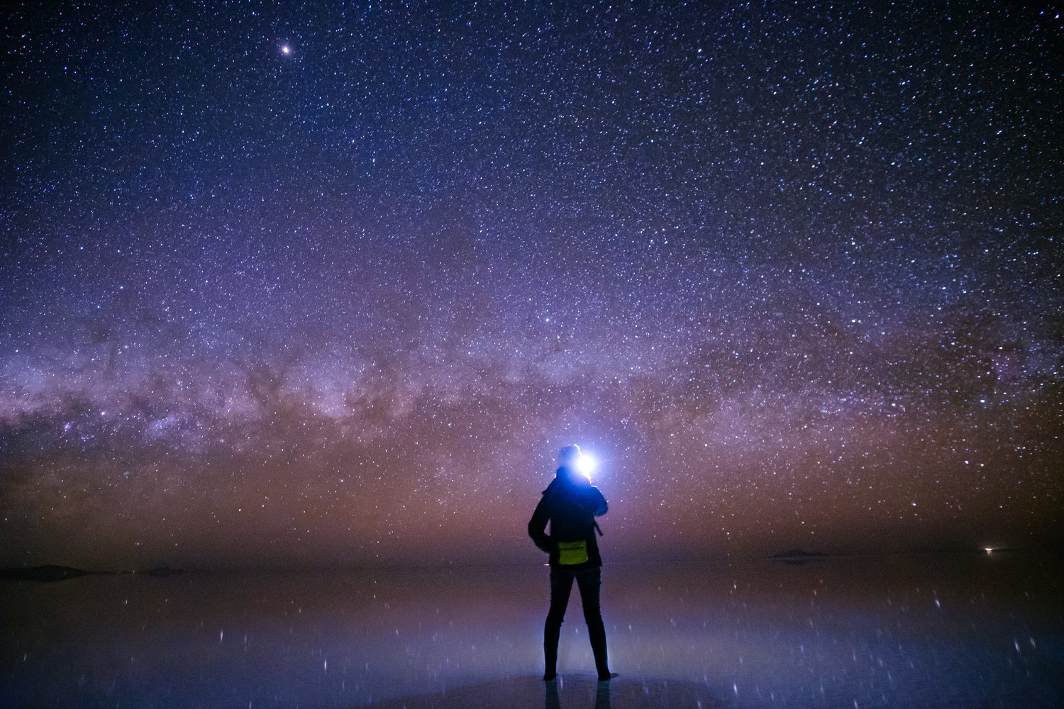 玻利維亞夜晚版的天空之鏡,地面上的水倒映出天上的銀河與星星。 圖:謝佳真/攝 玻利維亞夜晚版的天空之鏡,地面上的水倒映出天上的銀河與星星。 圖:謝佳真/攝
