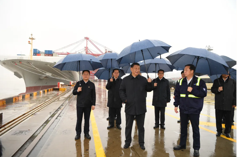 習近平3月29日於浙江考察時，因為寧波舟山港穿山港區碼頭環境空曠，所以他沒有戴上口罩。 圖：翻攝自觀察者網