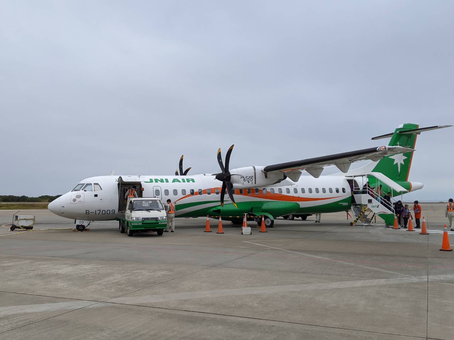 各航空站登機前需量測兩次體溫,額溫超過37.5禁止登機。 圖:葉宜哲/攝 各航空站登機前需量測兩次體溫,額溫超過37.5禁止登機。 圖:葉宜哲/攝