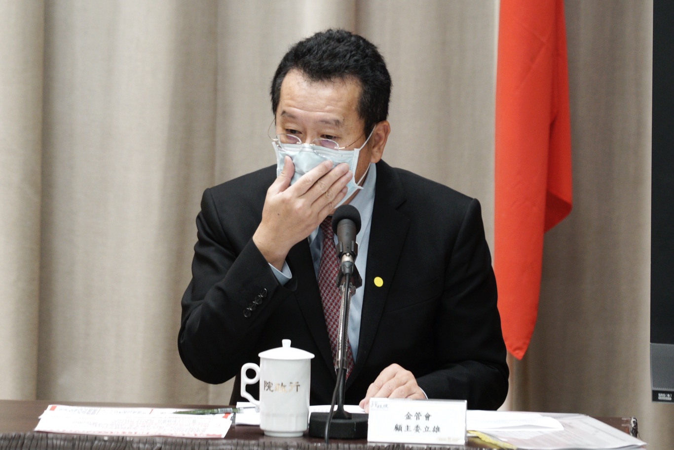 行政院政委龔明鑫、經濟部長沈榮津、財政部長蘇建榮、金管會主委顧立雄(中)舉行「融資貸款協助說明」記者會。 圖:張良一/攝 行政院政委龔明鑫、經濟部長沈榮津、財政部長蘇建榮、金管會主委顧立雄(中)舉行「融資貸款協助說明」記者會。 圖:張良一/攝