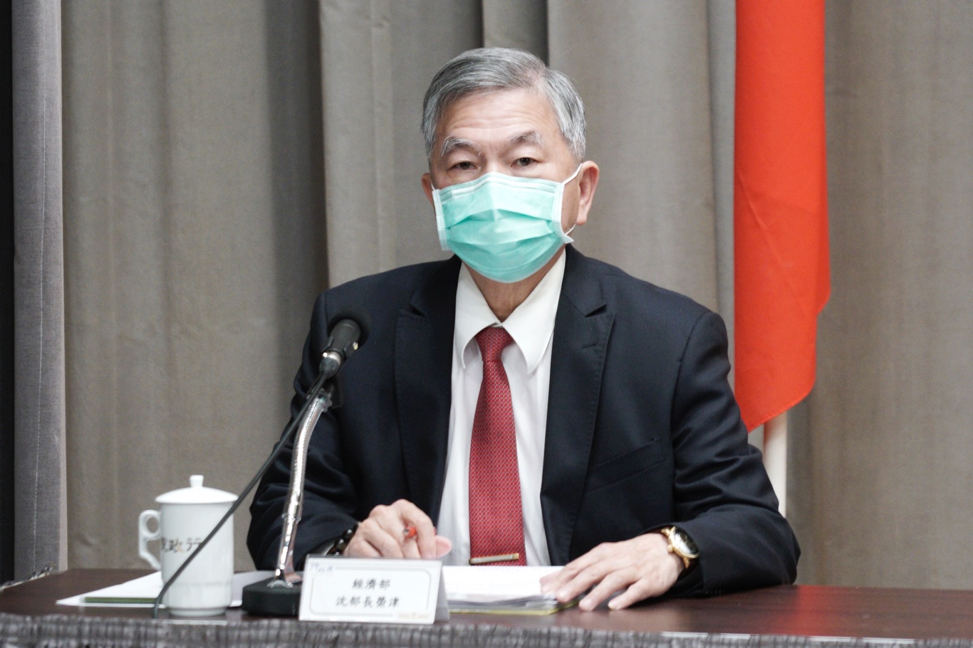 行政院政委龔明鑫、經濟部長沈榮津(中)、財政部長蘇建榮、金管會主委顧立雄舉行「融資貸款協助說明」記者會。 圖:張良一/攝 行政院政委龔明鑫、經濟部長沈榮津(中)、財政部長蘇建榮、金管會主委顧立雄舉行「融資貸款協助說明」記者會。 圖:張良一/攝