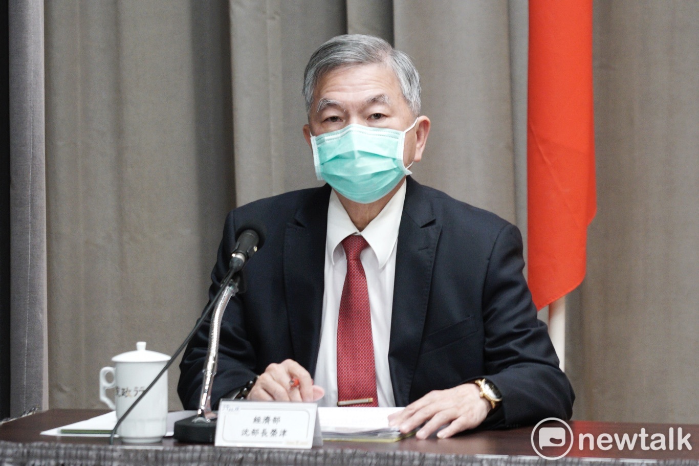 行政院政委龔明鑫、經濟部長沈榮津(中)、財政部長蘇建榮、金管會主委顧立雄舉行「融資貸款協助說明」記者會。 圖:張良一/攝 行政院政委龔明鑫、經濟部長沈榮津(中)、財政部長蘇建榮、金管會主委顧立雄舉行「融資貸款協助說明」記者會。 圖:張良一/攝