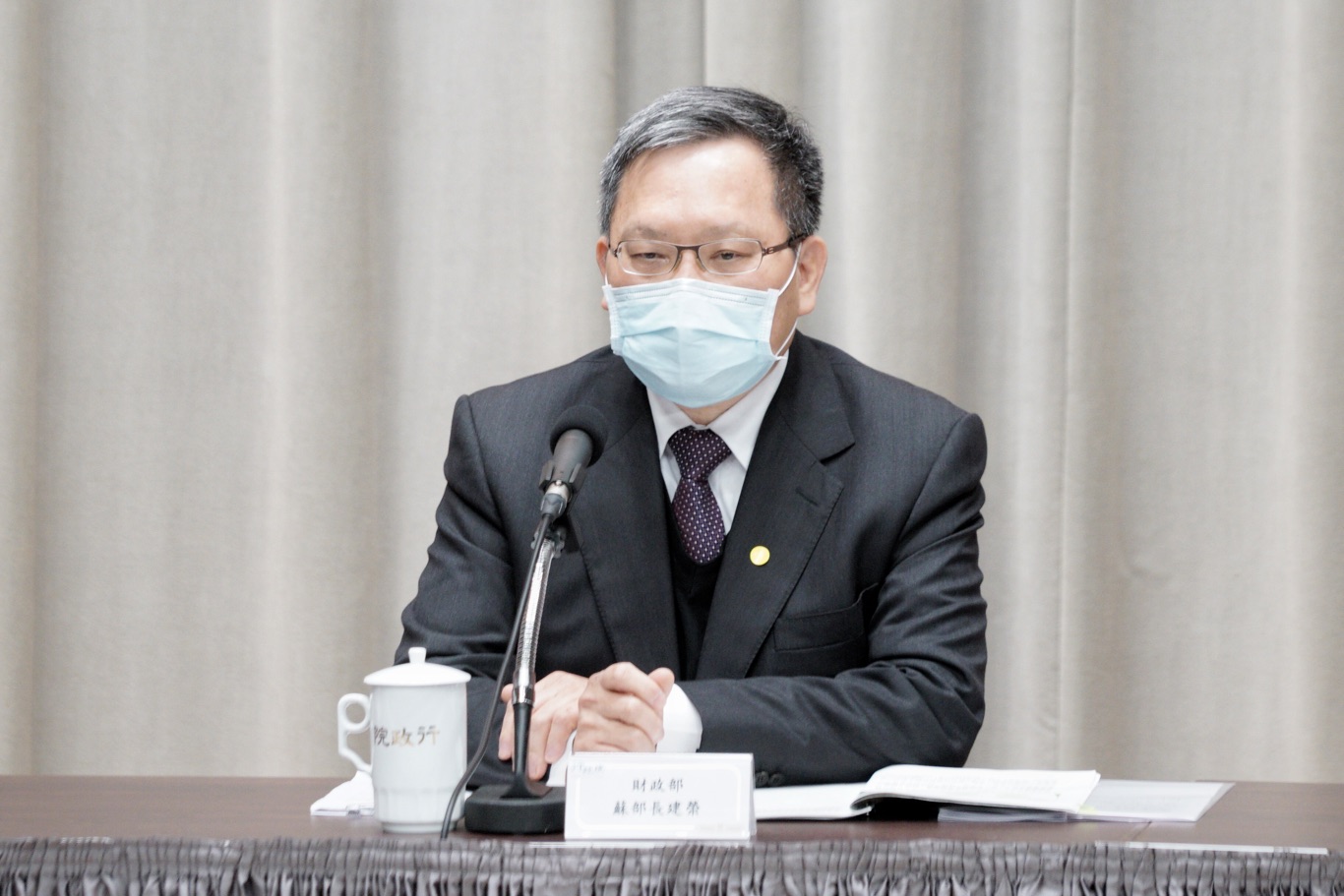 行政院政委龔明鑫、經濟部長沈榮津、財政部長蘇建榮(中)、金管會主委顧立雄舉行「融資貸款協助說明」記者會。 圖:張良一/攝 行政院政委龔明鑫、經濟部長沈榮津、財政部長蘇建榮(中)、金管會主委顧立雄舉行「融資貸款協助說明」記者會。 圖:張良一/攝