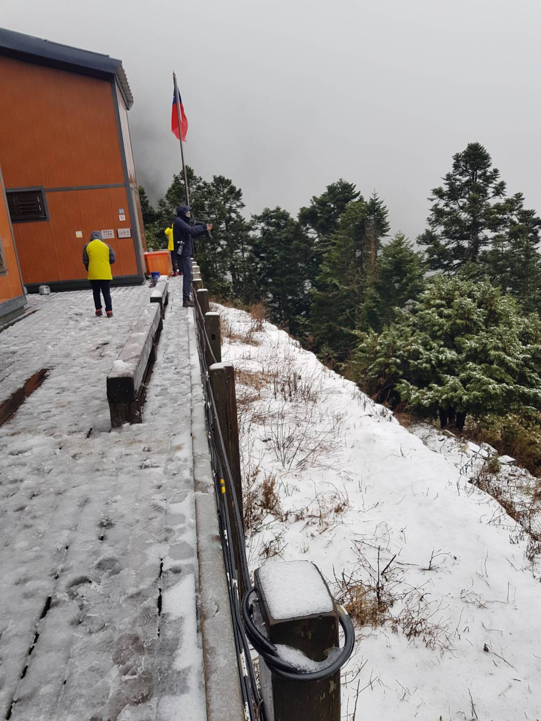 排雲山莊也受到這波東北季風增加華南雲雨區東移雙重影響,在凌晨開始將雪,積雪1公分 圖:玉山國家公園管理處/提供 排雲山莊也受到這波東北季風增加華南雲雨區東移雙重影響,在凌晨開始將雪,積雪1公分 圖:玉山國家公園管理處/提供