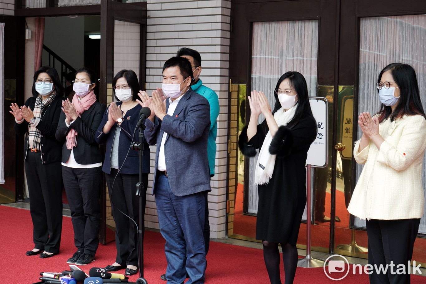 多位民進黨籍立委今日在立法院議場前一起鼓掌,為感謝在這段時間防患武漢肺炎疫情,守護台灣人健康的醫護人員和志工的辛苦付出。 圖:張良一/攝 多位民進黨籍立委今日在立法院議場前一起鼓掌,為感謝在這段時間防患武漢肺炎疫情,守護台灣人健康的醫護人員和志工的辛苦付出。 圖:張良一/攝