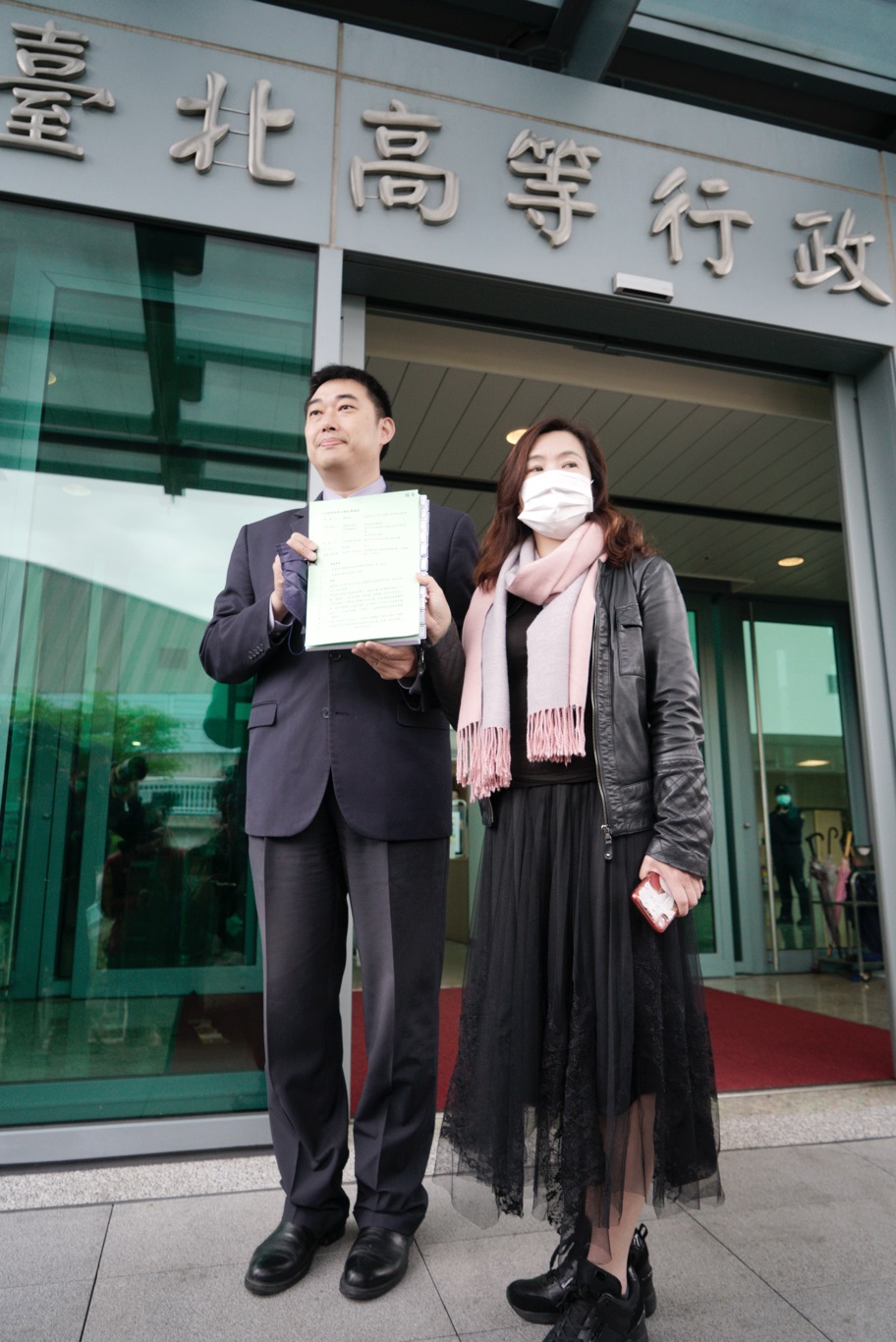 律師葉慶元和韓國瑜前幕僚王淺秋到台北高等行政法院呈遞行政訴訟停止執行聲請狀。 圖:張良一/攝 律師葉慶元和韓國瑜前幕僚王淺秋到台北高等行政法院呈遞行政訴訟停止執行聲請狀。 圖:張良一/攝